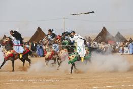 Image du Maroc Professionnelle de  Course typiquement marocaine dite ''la Fantasia'' organisé dans un site désertique sur lequel la ville de Tan Tan a toujours accueilli la majorité des tribus et des grandes familles nomades du désert lors d'un grand Moussem, Samedi 7 Septembre 2013. Le festival parrainé par l'UNESCO rassemble des milliers de nomades du Maroc. (Photo / Abdeljalil Bounhar) 